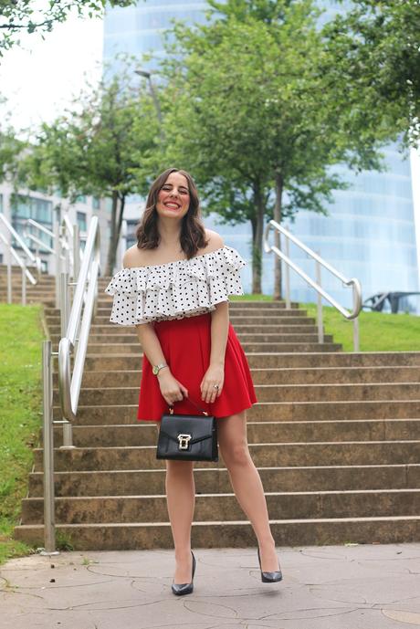 Verano en top de volantes y falda roja