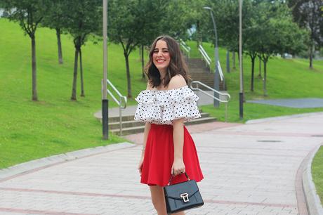 Verano en top de volantes y falda roja