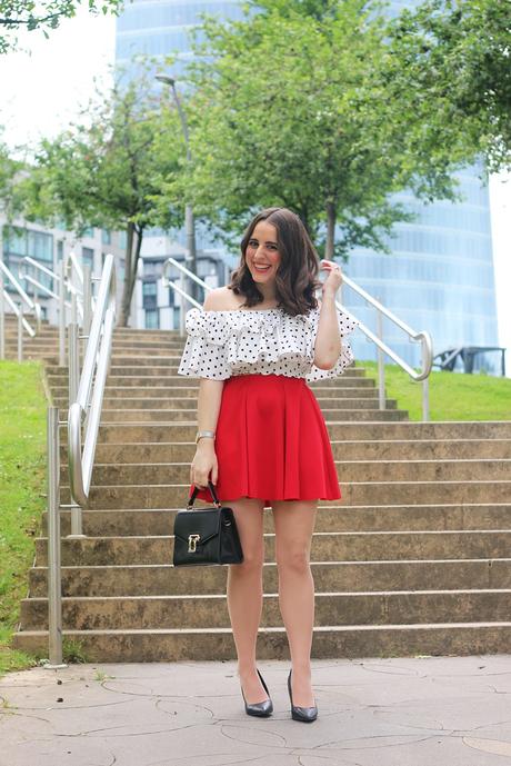 Verano en top de volantes y falda roja