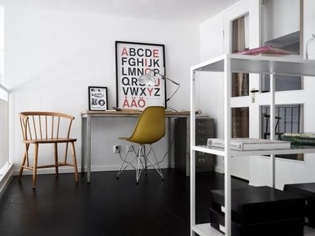 loft estocolmo grandes ventanales estilo moderno estilo industrial eames chairs decoración oscura casa en antigua fábrica   