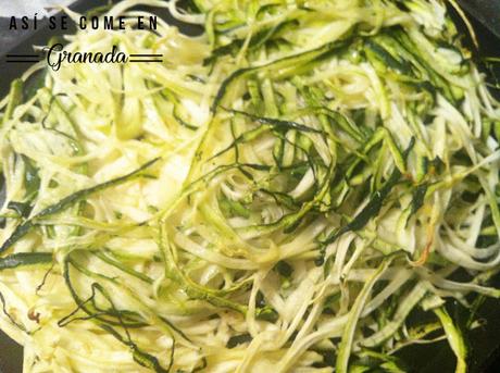 Espaguetis de calabacín con pesto y pollo