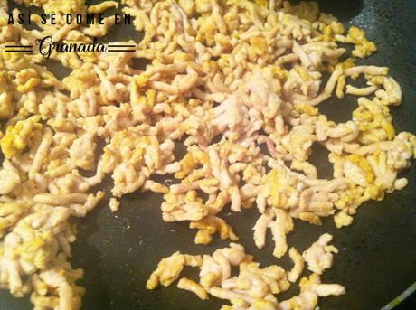 Espaguetis de calabacín con pesto y pollo