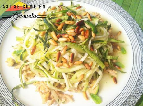 Espaguetis de calabacín con pesto y pollo