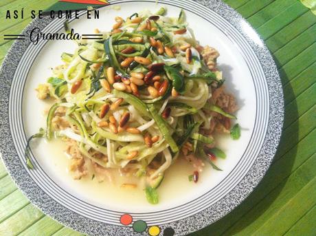 Espaguetis de calabacín con pesto y pollo