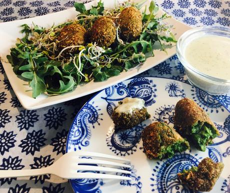 Croquetas de verduras y nueces con salsa de gorgonzola