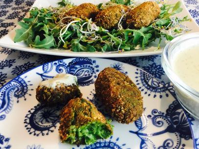 Croquetas de verduras y nueces con salsa de gorgonzola