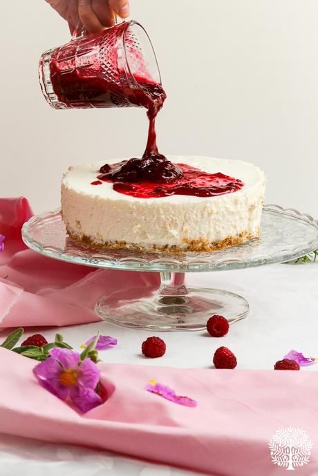 Tarta de mousse de queso y frutos rojos, sin horno