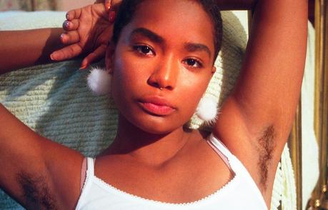 Todo el mundo está aplaudiendo esta campaña que dice que está bien que las chicas tengan pelo en las piernas o axilas Todo el mundo está aplaudiendo esta campaña que dice que está bien que las chicas tengan pelo en las piernas o axilas