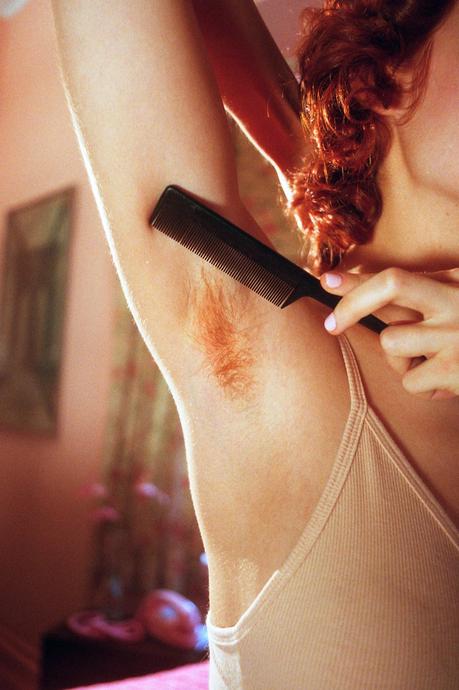 Todo el mundo está aplaudiendo esta campaña que dice que está bien que las chicas tengan pelo en las piernas o axilas Todo el mundo está aplaudiendo esta campaña que dice que está bien que las chicas tengan pelo en las piernas o axilas