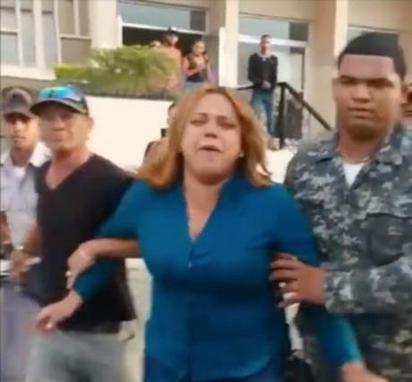 Mireya,  presa por estafa de combustible, afirma gobernador de Montecristi la hizo abortar.