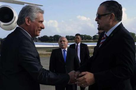 Arriba a Jamaica presidente cubano