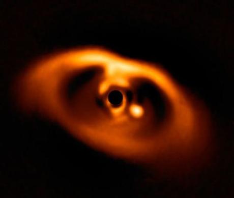 Primera imagen de un exoplaneta recien nacido