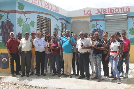 Director del FEDA, Casimiro Ramos, se reúne con procesadora de uvas La Neibana.