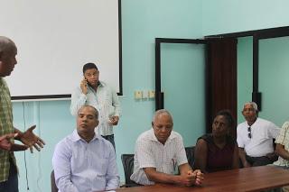 Director del FEDA, Casimiro Ramos, se reúne con procesadora de uvas La Neibana.