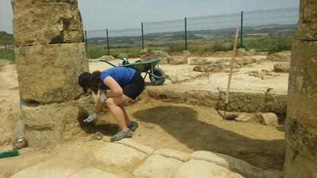 Descubren un pendiente romano de oro con una esmeralda en un castillo