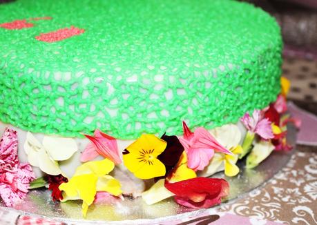 PASTEL DE CUMPLEAÑOS CON COBERTURA ESPEJO, CREMA DE MANTEQUILLA Y FLORES