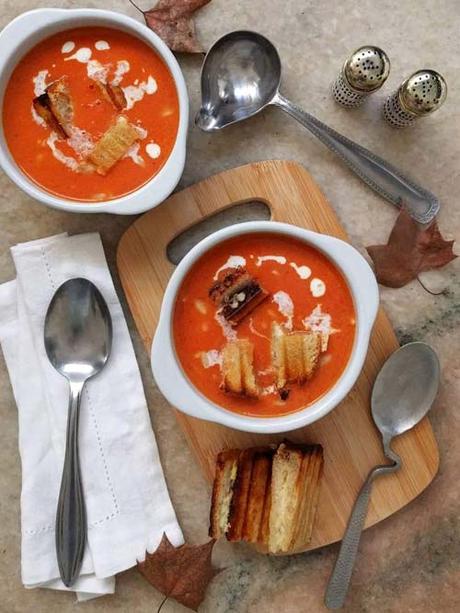 la famosa sopa de tomate fácil de Ina Garten, y de yapa, tostados de gruyere