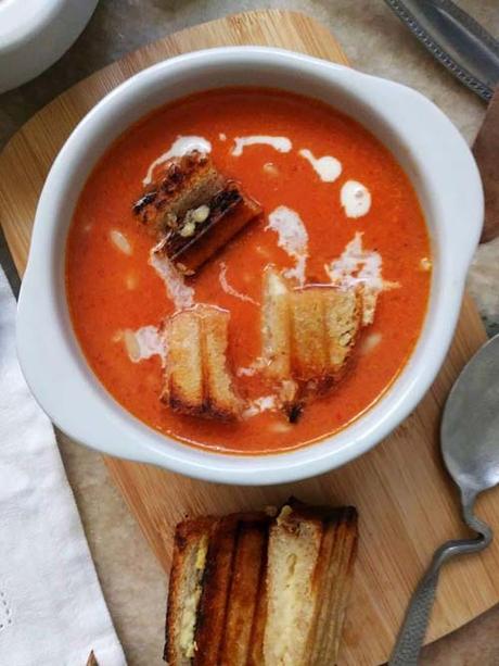 la famosa sopa de tomate fácil de Ina Garten, y de yapa, tostados de gruyere