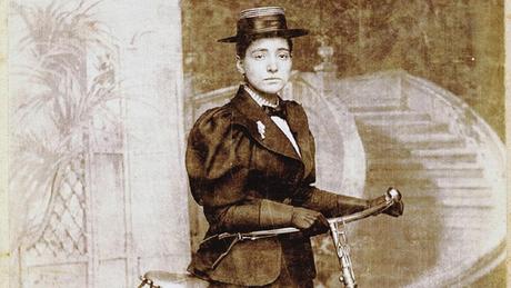Annie-Londonderry-Cohen-primera-mujer-en-dar-la-vuelta-al-mundo-bicicleta-ciclismo-igualdad