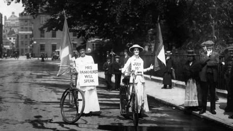 Sufragistas-feminismo-Inglaterra-bicicletas-pankhurst-voto-femenino