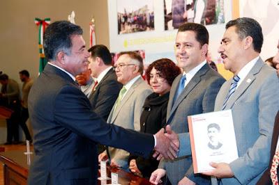 RECONOCEN A MAESTRAS Y MAESTROS CON 30 Y 40 AÑOS DE SERVICIO. RECONOCEN A MAESTRAS Y MAESTROS CON 30 Y 40 AÑOS DE SERVICIO.