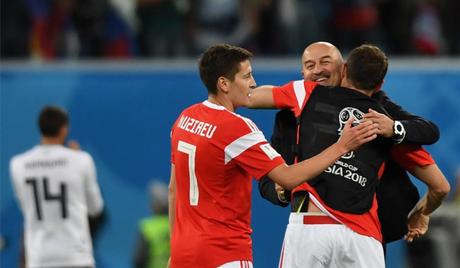Cherchesov, seleccionador ruso, celebrando con sus jugadores / PERIODICO