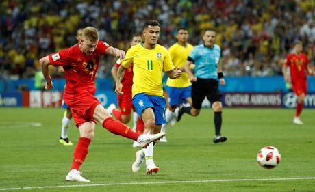 De Bruyne dispara en el segundo gol. JOHN SIBLEY REUTERS