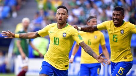 Neymar ya metió el 1-0 y lo festeja mientras Paulinho se suma (Xinhua).