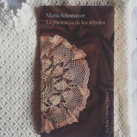 Lo que sujetamos en el último recuerdo Lo que sujetamos en el último recuerdo