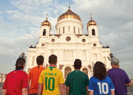 Estos activistas han usado la creatividad para pasear la bandera arcoíris por las calles de Rusia durante el Mundial de Fútbol Estos activistas han usado la creatividad para pasear la bandera arcoíris por las calles de Rusia durante el Mundial de Fútbol