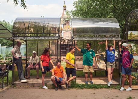 Estos activistas han usado la creatividad para pasear la bandera arcoíris por las calles de Rusia durante el Mundial de Fútbol Estos activistas han usado la creatividad para pasear la bandera arcoíris por las calles de Rusia durante el Mundial de Fútbol