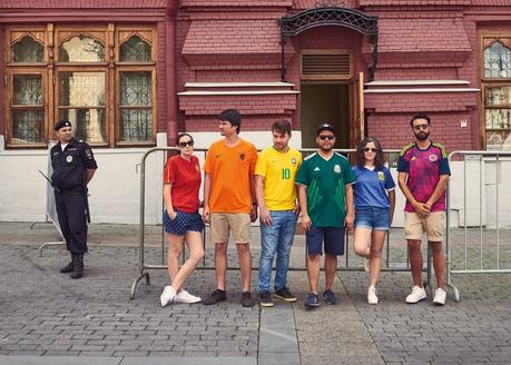 Estos activistas han usado la creatividad para pasear la bandera arcoíris por las calles de Rusia durante el Mundial de Fútbol Estos activistas han usado la creatividad para pasear la bandera arcoíris por las calles de Rusia durante el Mundial de Fútbol