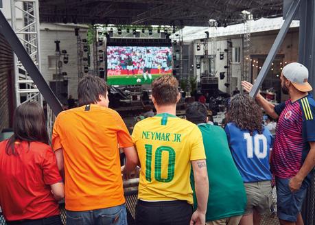 Estos activistas han usado la creatividad para pasear la bandera arcoíris por las calles de Rusia durante el Mundial de Fútbol Estos activistas han usado la creatividad para pasear la bandera arcoíris por las calles de Rusia durante el Mundial de Fútbol