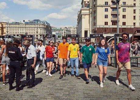 Estos activistas han usado la creatividad para pasear la bandera arcoíris por las calles de Rusia durante el Mundial de Fútbol Estos activistas han usado la creatividad para pasear la bandera arcoíris por las calles de Rusia durante el Mundial de Fútbol
