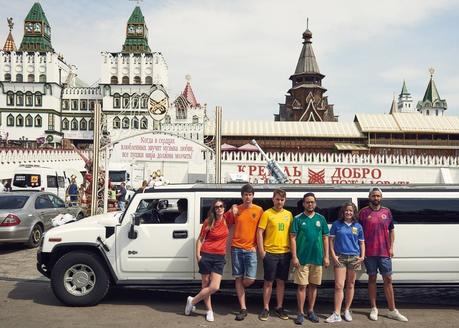 Estos activistas han usado la creatividad para pasear la bandera arcoíris por las calles de Rusia durante el Mundial de Fútbol Estos activistas han usado la creatividad para pasear la bandera arcoíris por las calles de Rusia durante el Mundial de Fútbol