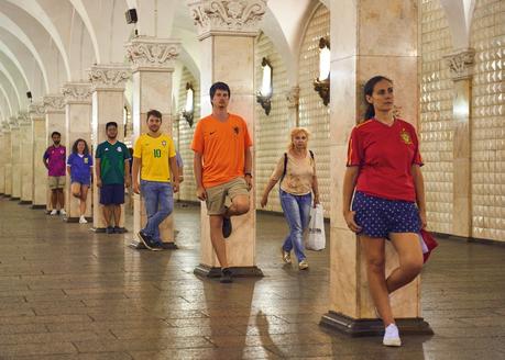 Estos activistas han usado la creatividad para pasear la bandera arcoíris por las calles de Rusia durante el Mundial de Fútbol Estos activistas han usado la creatividad para pasear la bandera arcoíris por las calles de Rusia durante el Mundial de Fútbol