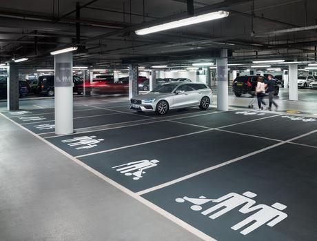 Volvo crea señales de parking familiar más inclusivas para reflejar los nuevos modelos de familia