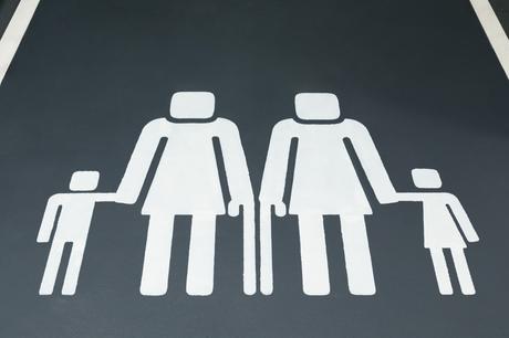 Volvo crea señales de parking familiar más inclusivas para reflejar los nuevos modelos de familia