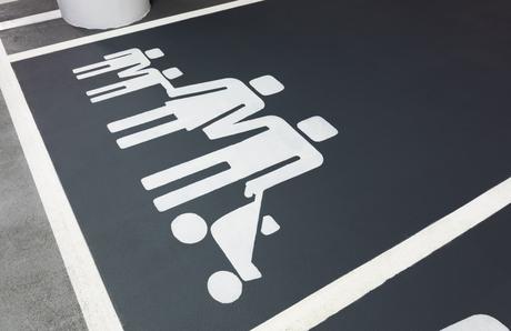 Volvo crea señales de parking familiar más inclusivas para reflejar los nuevos modelos de familia