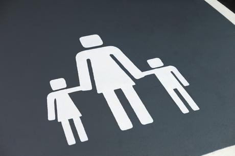 Volvo crea señales de parking familiar más inclusivas para reflejar los nuevos modelos de familia