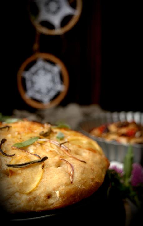 Focaccia de patata, cebolla y salvia con harina integral, una cena diferente Focaccia de patata, cebolla y salvia con harina integral, una cena diferente