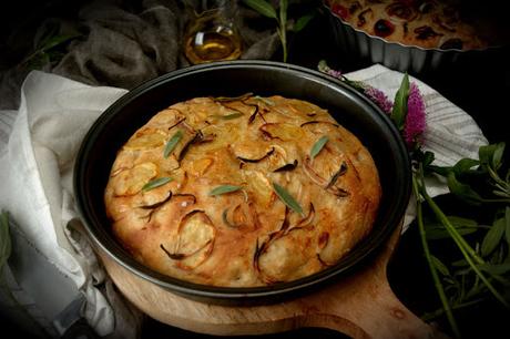 Focaccia de patata, cebolla y salvia con harina integral, una cena diferente