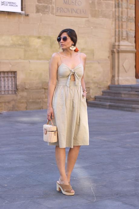 Outfit con vestido midi beige - Paperblog