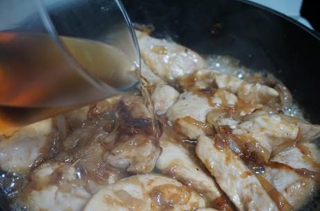 Pollo en salsa con cebolla