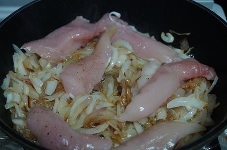 Pollo en salsa con cebolla