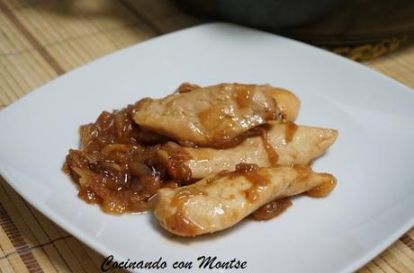 Pollo en salsa con cebolla