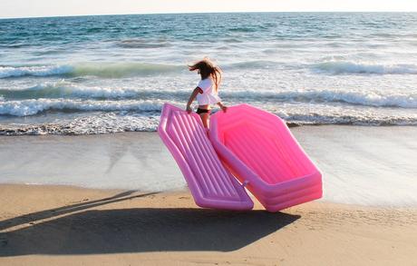 La historia detrás de la colchoneta con forma de ataúd, el fenómeno viral del verano