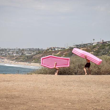 La historia detrás de la colchoneta con forma de ataúd, el fenómeno viral del verano