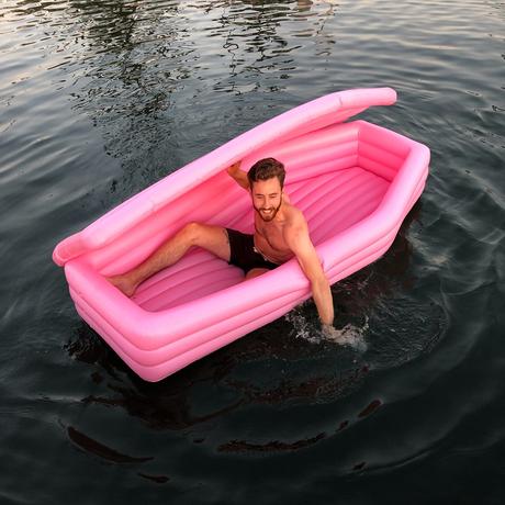 La historia detrás de la colchoneta con forma de ataúd, el fenómeno viral del verano