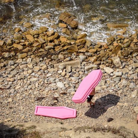 La historia detrás de la colchoneta con forma de ataúd, el fenómeno viral del verano